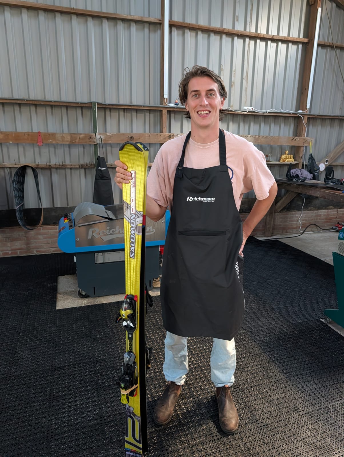 Robbert met een ski in de werkplaats van Waxfabriek
